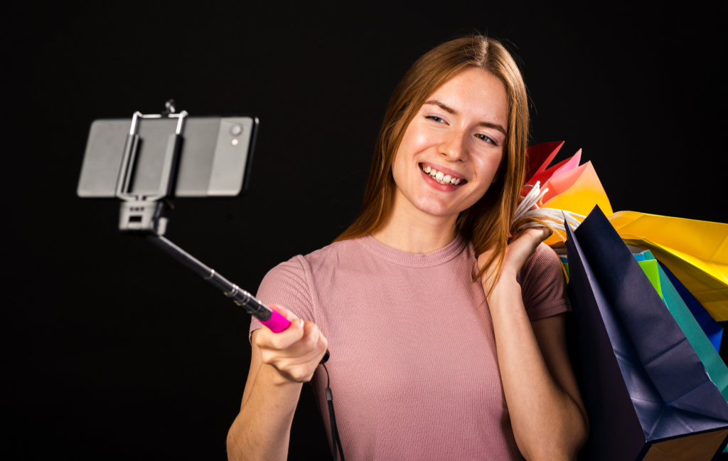 mujer grabando videos de sus compras